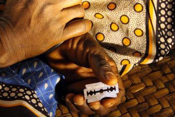 Proposition de Loi pour le retour de l’excision en Gambie : un retour moyenâgeux qui s’explique mal !